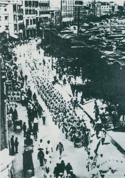 　　從1925年6月19日起，香港和廣州租界的20萬工人舉行罷工，聲援上海人民的反帝斗爭。23日，廣州和由香港回廣州的工人10萬余人舉行大游行，在沙基慘遭英、法帝國主義的鎮(zhèn)壓。圖為當時的游行隊伍。