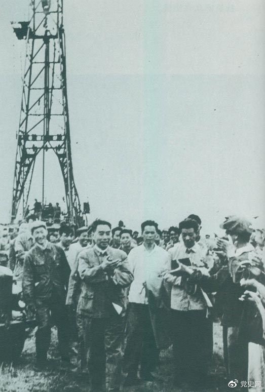 1962年6月，周恩來到大慶視察，這是在1202鉆井隊現(xiàn)場參觀。 