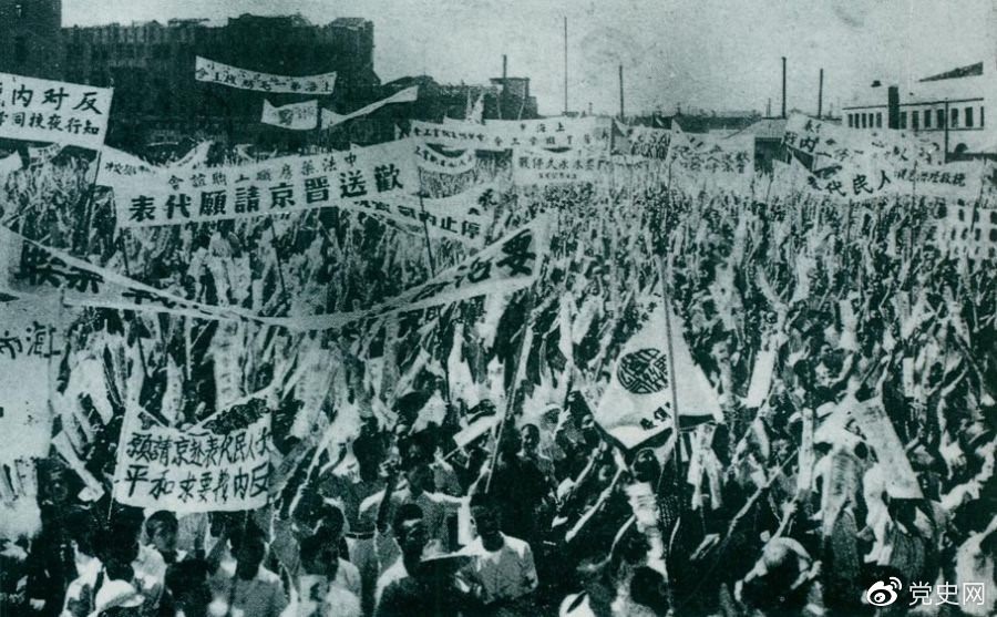 　　1946年6月23日，上海各界5萬(wàn)余人在北火車站廣場(chǎng)召開(kāi)歡送赴南京請(qǐng)?jiān)复淼拇髸?huì)，呼吁和平，反對(duì)內(nèi)戰(zhàn)，并舉行了示威游行。 