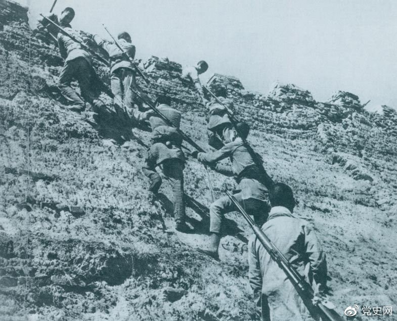 1945年6月25日，八路軍冀中部隊攻克河北獻縣。圖為部隊奮勇攀登城墻。