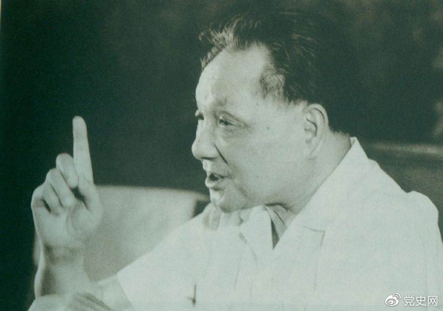 　　1981年6月27日，中共十一屆六中全會通過《關(guān)于建國以來黨的若干歷史問題的決議》。圖為鄧小平在閉幕會上發(fā)表講話。