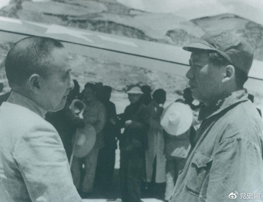 1945年7月1日，毛澤東歡迎黃炎培等民主人士來延安參觀。