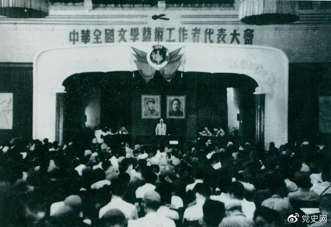 1949年7月2日至19日，第一次中華全國文學(xué)藝術(shù)工作者代表大會在北平召開。圖為大會會場。