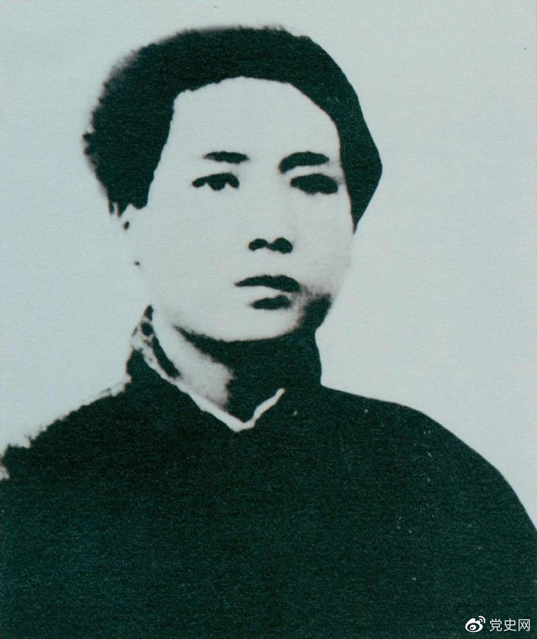 1921年7月，毛澤東赴上海參加中國共產(chǎn)黨第一次代表大會(huì)，成為黨的創(chuàng)始人之一。