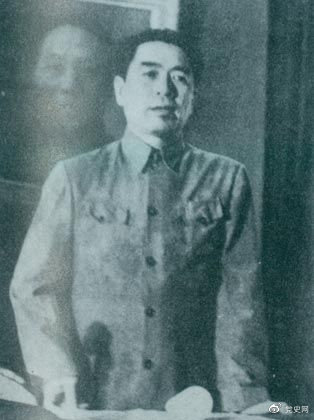 1949年7月6日，周恩來(lái)出席中華全國(guó)文學(xué)藝術(shù)工作者代表大會(huì)。圖為周恩來(lái)在會(huì)上作政治報(bào)告。