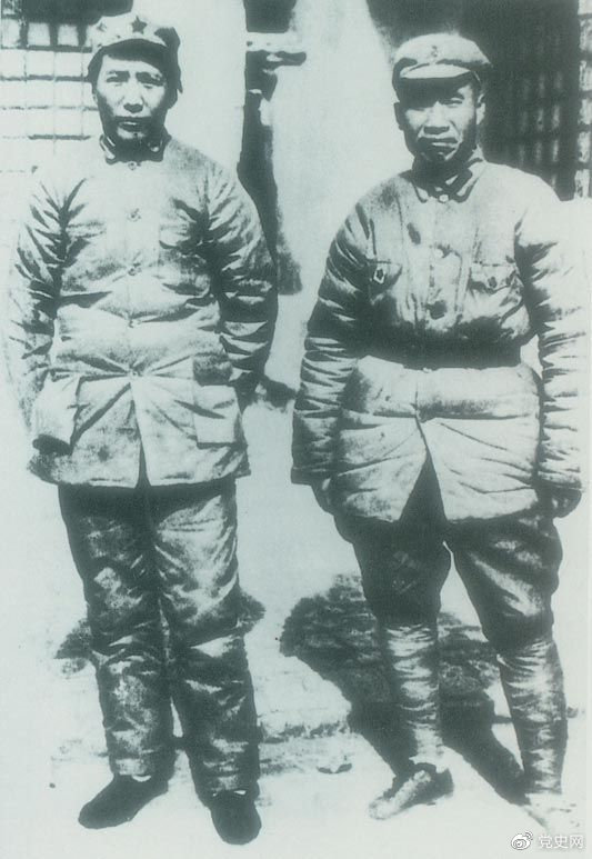 　　1937年7月7日，盧溝橋事變爆發(fā)。8日，中共中央通電全國，號召結(jié)成民族統(tǒng)一戰(zhàn)線抵抗日本侵略者。圖為1936年冬毛澤東和朱德在陜北。