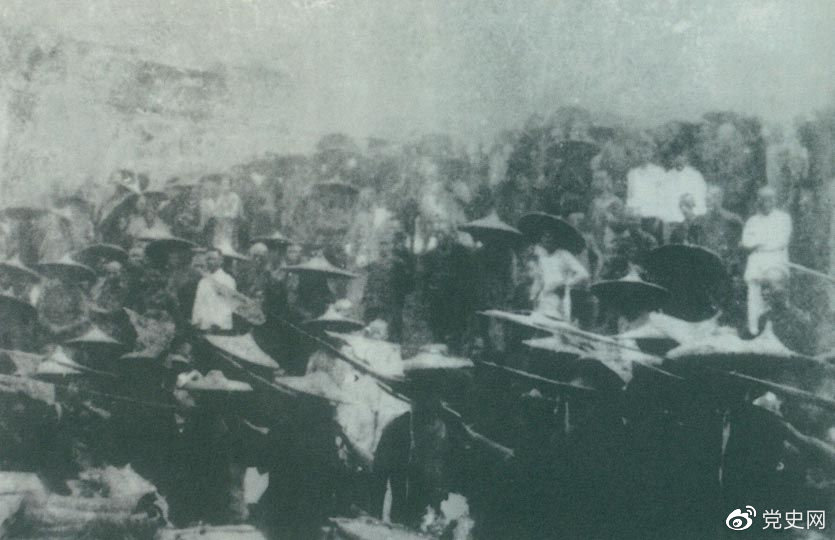　　1926年7月9日，國民革命軍開始北伐。兩天后，北伐軍的先頭部隊葉挺獨立團攻占了長沙。然后向武漢進攻。一路上，迅猛發(fā)展的農(nóng)民運動有力地配合了北伐戰(zhàn)爭。在湖南、江西、湖北，農(nóng)民運動越來越引人注目。這是支援北伐戰(zhàn)爭的農(nóng)民自衛(wèi)軍。