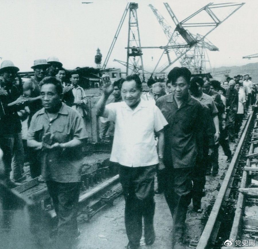 1980年7月12日，鄧小平到葛洲壩水利樞紐工程視察。