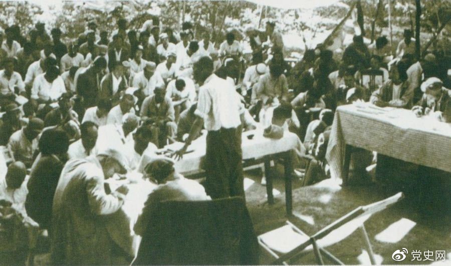 1947年7月17日至9月13日，全國土地會(huì)議在河北西柏坡召開。劉少奇主持會(huì)議并在會(huì)上作報(bào)告。