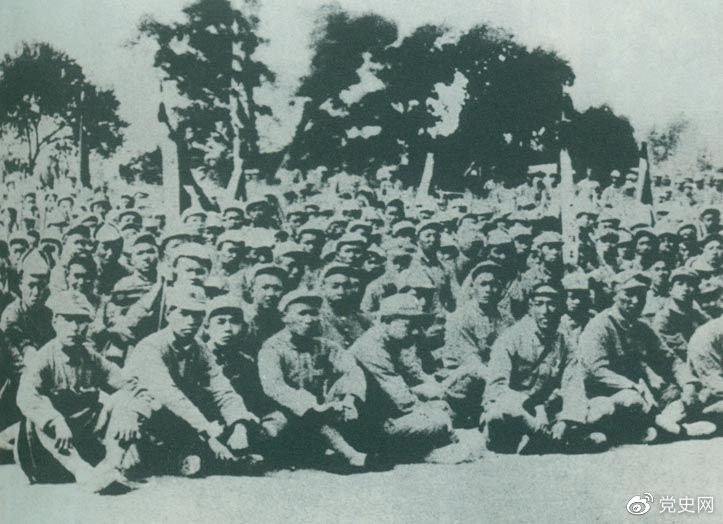 盧溝橋事變后的第11天，1937年7月18日，延安召開群眾大會，毛澤東發(fā)表演說。據(jù)當時報載：“演詞激昂，聽眾均摩拳擦掌，熱血沸騰，愿赴抗日戰(zhàn)場，與日寇決一死戰(zhàn)?！?/></p><p>盧溝橋事變后的第11天，1937年7月18日，延安召開群眾大會，毛澤東發(fā)表演說。據(jù)當時報載：“演詞激昂，聽眾均摩拳擦掌，熱血沸騰，愿赴抗日戰(zhàn)場，與日寇決一死戰(zhàn)?！?/p><p><br/></p><p>轉(zhuǎn)載：共產(chǎn)黨員網(wǎng)</p>
							
							</div><!-- article-con -->






		<div   id=