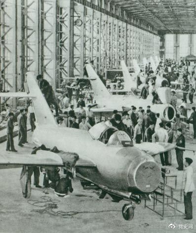 1956年7月19日，國產(chǎn)第一架噴氣式戰(zhàn)斗機(jī)在沈陽首次試飛成功，標(biāo)志著中國具備了獨(dú)立研制空軍武器裝備的能力。圖為國產(chǎn)第一批噴氣式飛機(jī)即將出廠。