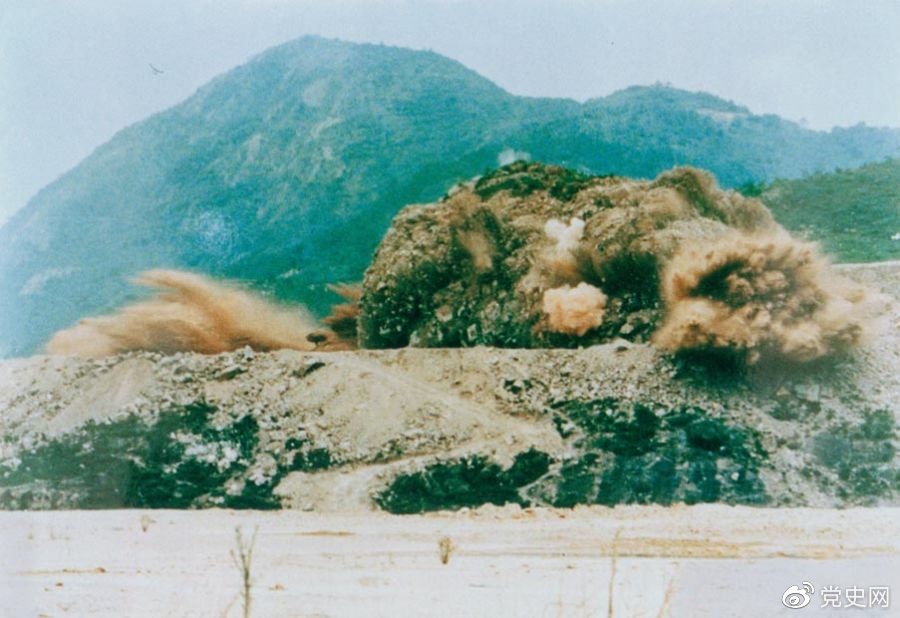 1979年7月20日，深圳蛇口工業(yè)區(qū)的建設(shè)者點(diǎn)燃開(kāi)山炮時(shí)的場(chǎng)面。