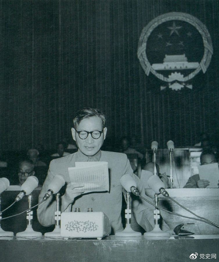 1955年7月，陳云在一屆全國人大二次會議上作堅持和改進糧食統(tǒng)購統(tǒng)銷工作的報告。