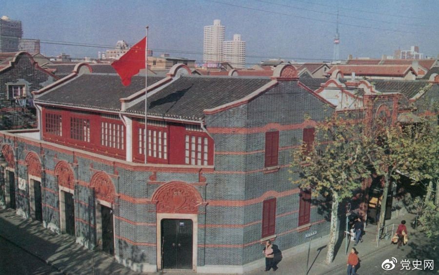 1921年7月23日 中國共產(chǎn)黨第一次全國代表大會在上海法租界望志路106號（今興業(yè)路76號）開幕。最后一天的會議轉(zhuǎn)移到浙江嘉興南湖的游船上舉行。 圖為中共一大會址。