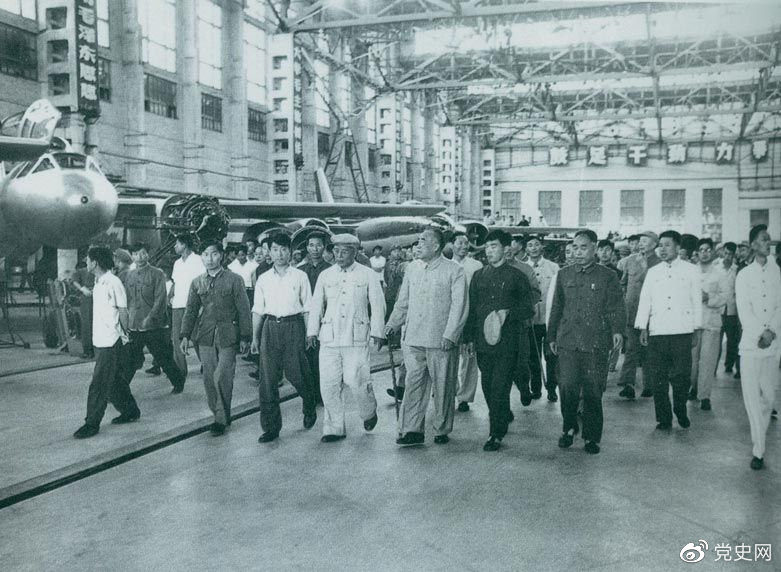 1964年7月31日，朱德視察哈爾濱飛機(jī)制造廠。