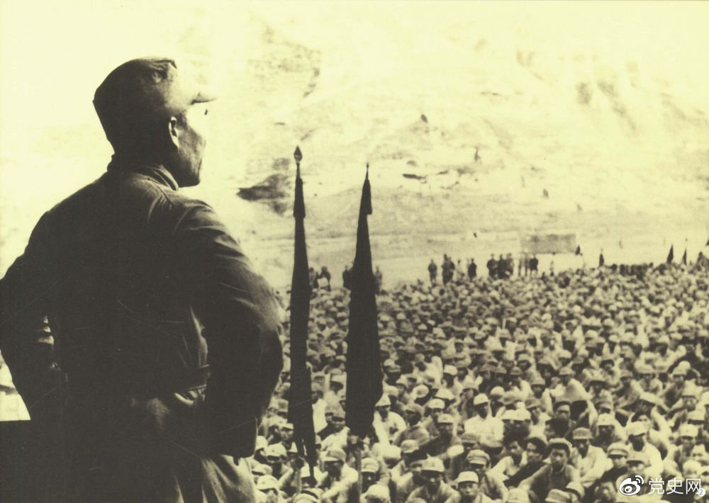 1937年8月后，朱德任中共中央軍委副主席、中央軍委華北軍分會(huì)書記、國民革命軍第八路軍總指揮（后為第十八集團(tuán)軍總司令），指揮八路軍開赴華北抗日前線。圖為朱德對(duì)即將開赴前線的八路軍將士講話。