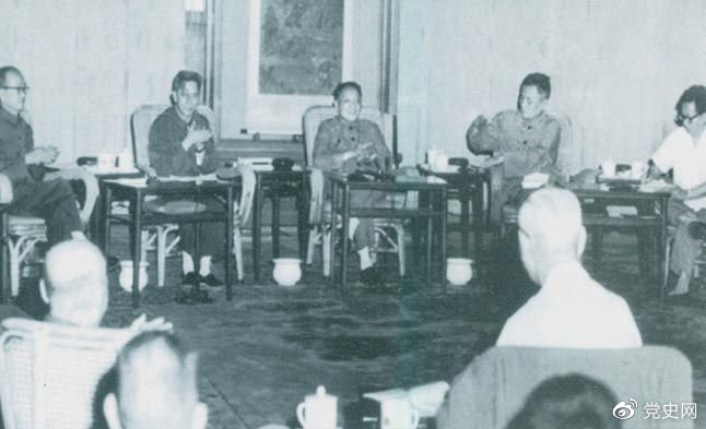 1977年8月4日—8日，鄧小平主持召開科學(xué)和教育工作座談會(huì)。
