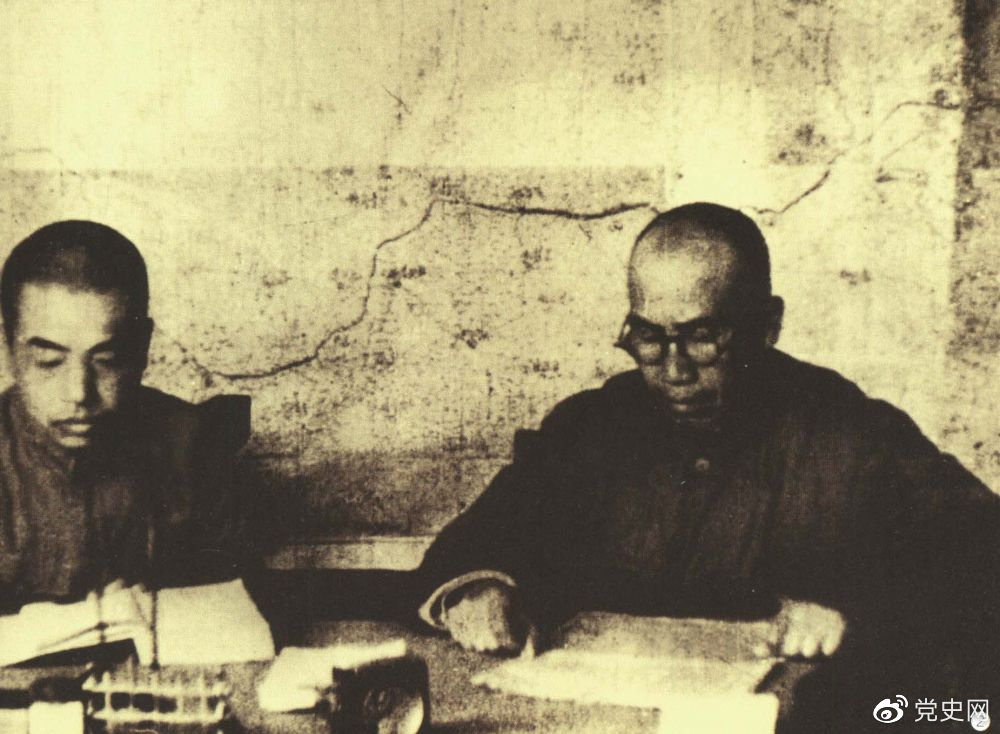1945年8月，彭德懷任中央軍委副主席兼總參謀長，協(xié)助毛澤東、朱德指揮對日軍的大反攻。圖為朱德和彭德懷在延安。