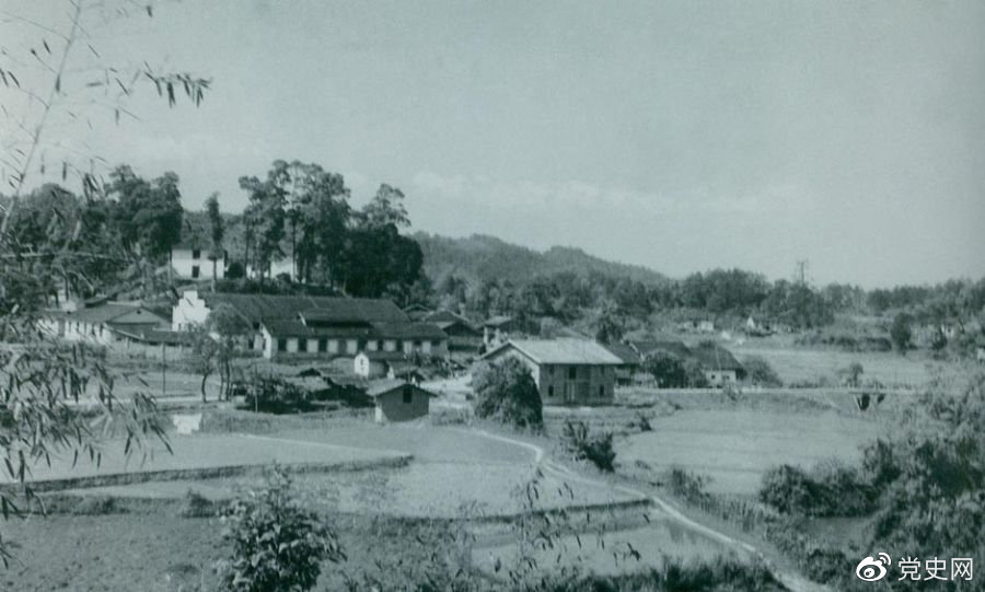 1934年8月，任弼時(shí)等率紅六軍團(tuán)9700余人，從橫石和新江口出發(fā)，開始西征。圖為江西遂川縣橫石。