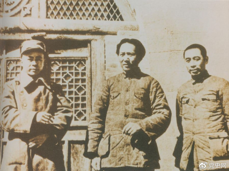 洛川會議上組成了新的中共中央革命軍事委員會，毛澤東為書記（亦稱主席）。這是毛澤東、周恩來和任弼時的合影。