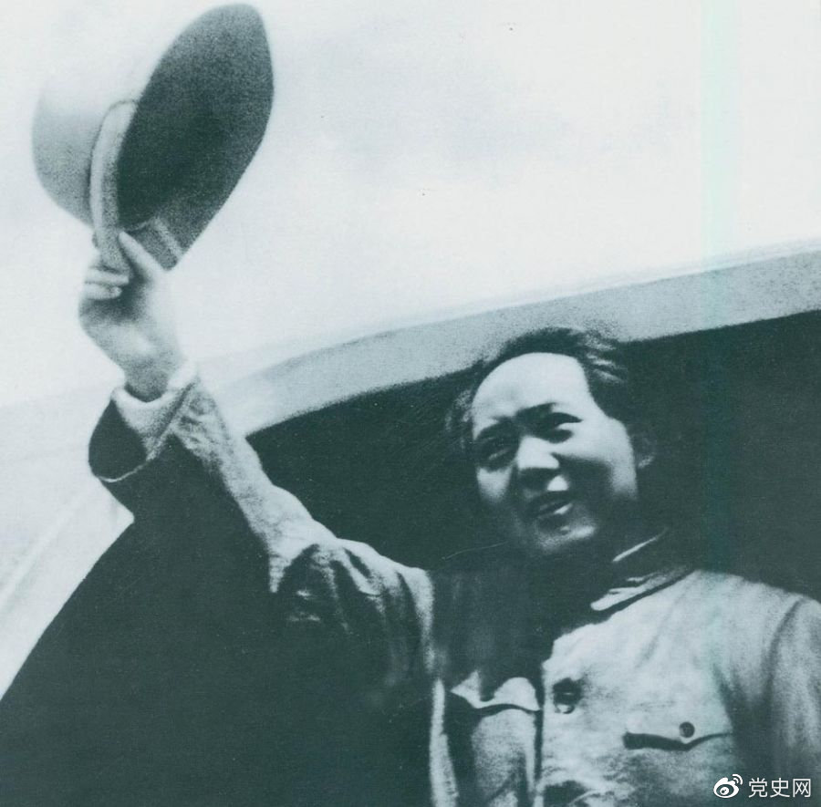 1945年8月28日，毛澤東飛赴重慶時(shí)，向前來歡送的延安軍民揮手告別。