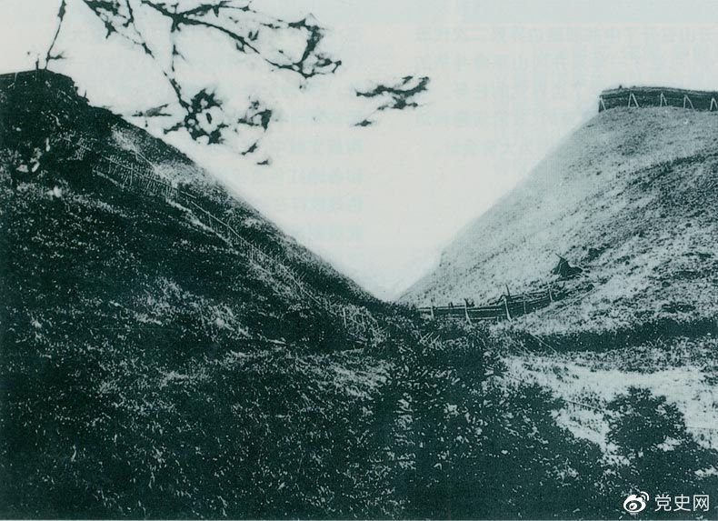 井岡山黃洋界哨口。1928年8月30日，紅軍以不足一個(gè)營(yíng)的兵力，在這里擊退湘贛敵軍的進(jìn)攻，取得黃洋界保衛(wèi)戰(zhàn)的勝利。至11月，紅軍又打破了兩省敵軍對(duì)井岡山根據(jù)地的第二次“會(huì)剿”。