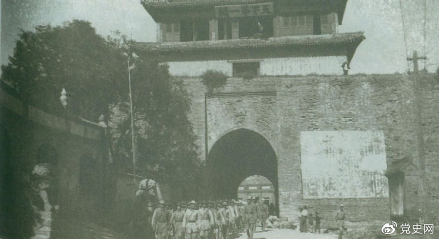 1945年8月下旬，八路軍解放山海關(guān)。