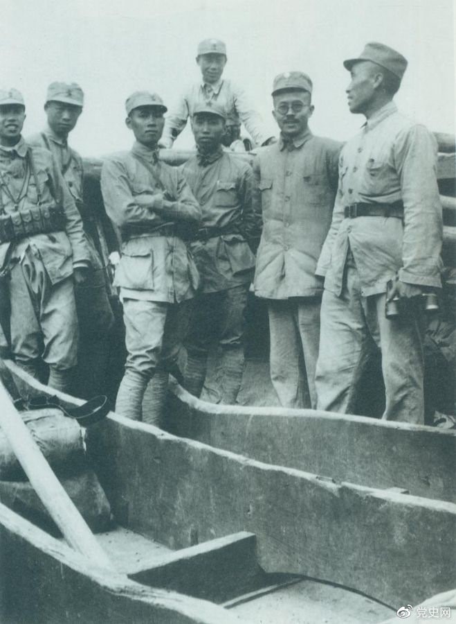 1937年9月，八路軍部分領(lǐng)導(dǎo)人率部東渡黃河，開赴抗日前線。圖為渡船上的八路軍領(lǐng)導(dǎo)人，前排右起：朱德、任弼時(shí)、左權(quán)。