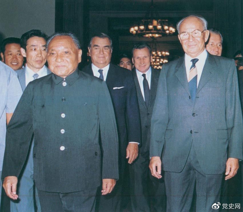 1988年9月5日，鄧小平在會見捷克斯洛伐克總統(tǒng)胡薩克時提出科學(xué)技術(shù)是第一生產(chǎn)力。